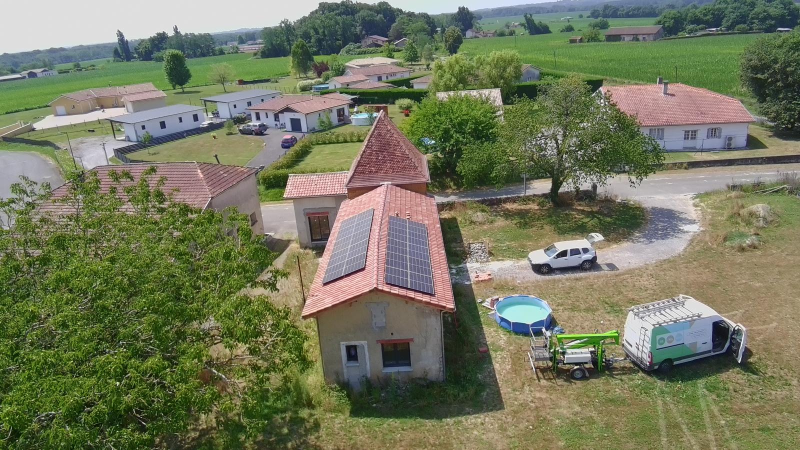 Vue aérienne d’un bâtiment indépendant à Castelsarrazin équipé de panneaux solaires 9 kWc sur toiture en tuiles, installation photovoltaïque LPA ÉNERGIE en autoconsommation avec revente du surplus.